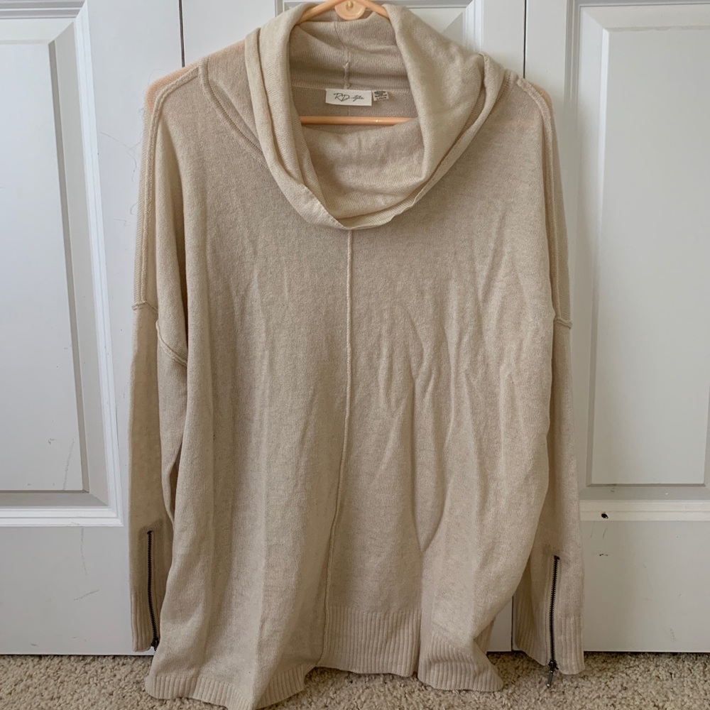 This is a women’s, RD Style, size Large sweater